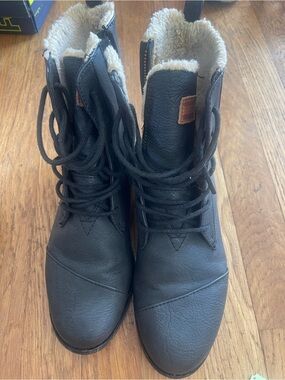 Toms Black Lace-Up Sherpa Lined Women's Boots